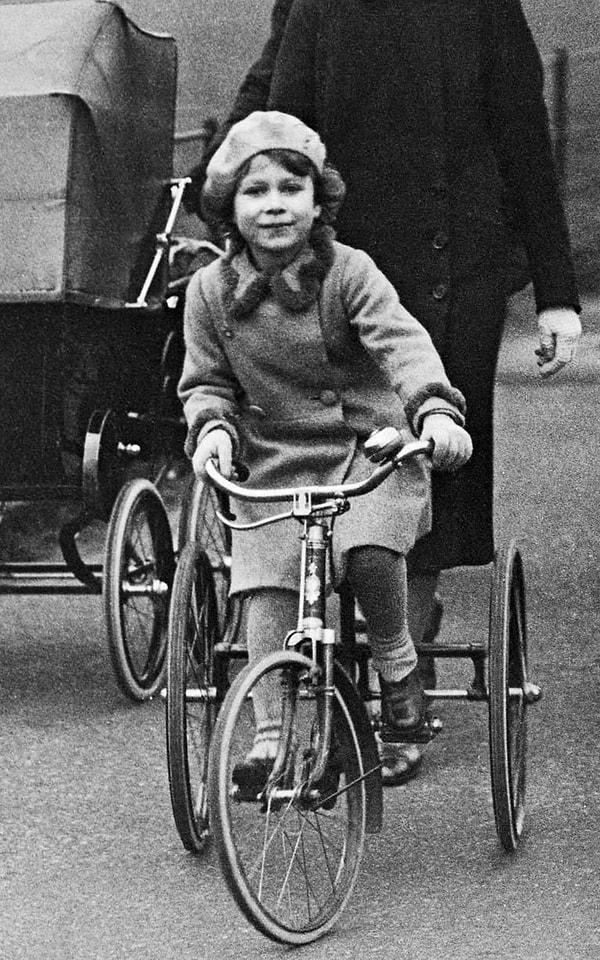 8. Genç Prenses Amcası, Kral Edward VIII ile bisiklet sürerken