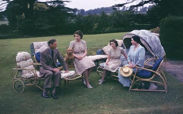 15. Windsor Royal Lodge karısı Kraliçe Elizabeth ile Kral George VI ve kızları Prenses Elizabeth ve Prenses Margaret, 1946