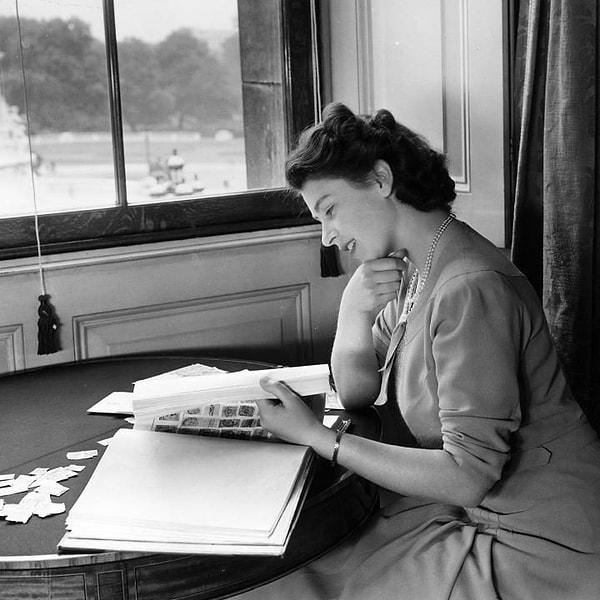 17. Prenses Elizabeth pul koleksiyonuna bakıyor, Buckingham Sarayı, Temmuz 1946