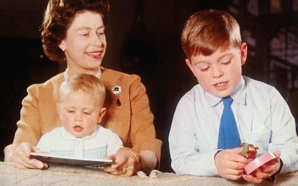 34. Kraliçe Elizabeth, Windsor Kalesi'nde çocuklarıyla...