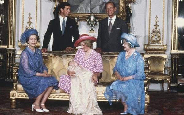 43. Diana, Buckingham Sarayı, Ağustos 1982'de Charles, Galler Prensi ile oğlu Prens William, (solda) Edinburgh, Kraliçe 2. Elizabeth, Prens Philip Dükü ve Kraliçe Elizabeth