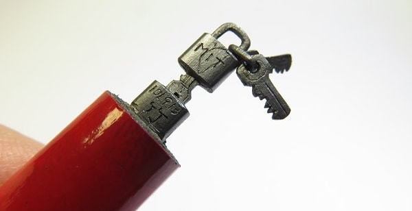 Замок с ключами