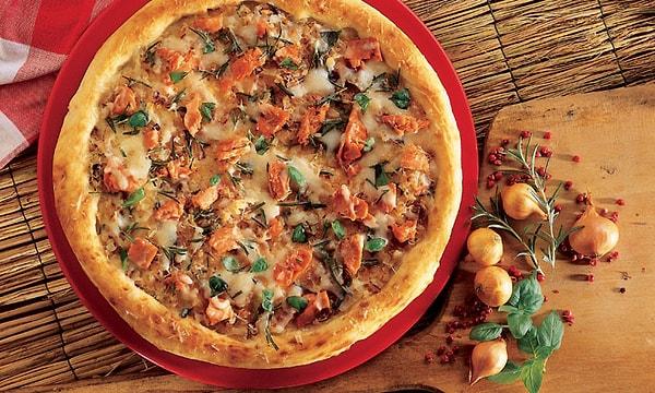 8. Pizza Hamuru ve Domates Sos+Ton Balığı+Kurutulmuş Domates+Soğan+Taze Fesleğen
