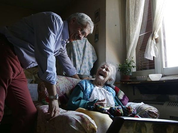 3. Кроме того, она сообщает, что столь долгой жизнью она обязана своим привычкам правильно питаться.