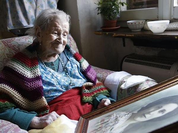 8. «Эмма полностью противоречит всем понятиям о здоровой пище: она всегда ела, что хотела, а ее диета очень скудна. Годами она каждый день ест одну и ту же пищу, почти не употребляет овощи или фрукты. И, посмотрите, как далеко она зашла».