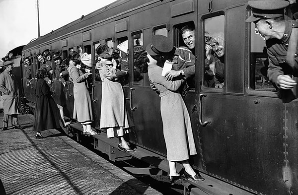 10. Отправляющиеся в Египет солдаты прощаются со своими возлюбленными, 1935