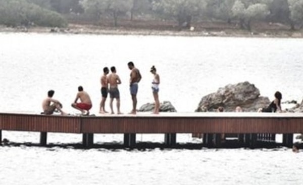 Kadınların suyu soğuk bulmasıyla, yüzme keyfi erkeklere kaldı. 🏊