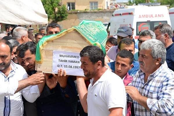 Cenazeler, kılınan namazın ardından Tanışık Köyü Mezarlığı’na defnedildi
