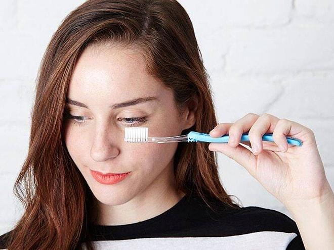 Makyaj Fırçalarınızın Yanına Temiz Bir Diş Fırçası Koymanız İçin 13 Neden