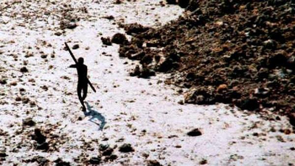 O ziyaretlerden sonra Sentinelliler arkadaş canlısı tavırlarından tekrar uzaklaştılar. 2004 yılında Hint Okyanusu'nda meydana gelen tsunami sonrasında bölgede incelemeler yapan helikoptere oklarla saldırdılar.