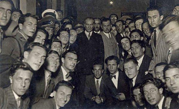 10. Mustafa Kemal Atatürk İstanbul Üniversitesi ziyaretinde gençlerle...