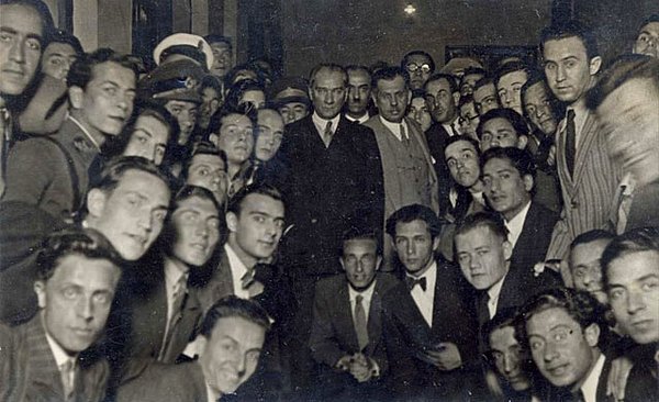 10. Mustafa Kemal Atatürk İstanbul Üniversitesi ziyaretinde gençlerle...