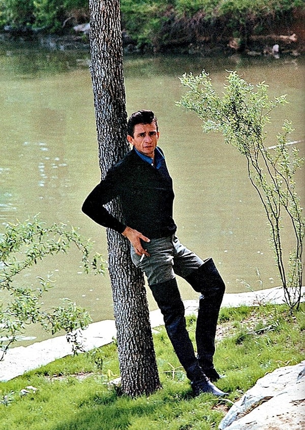 3. Явно спер ботфорты у жены 😱