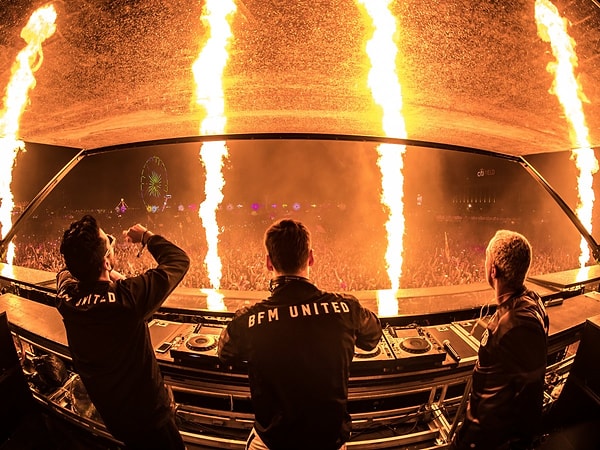 5. Но это все еще настоящий рай для фанатов электронной музыки - здесь выступают самые известные диджеи этого жанра.