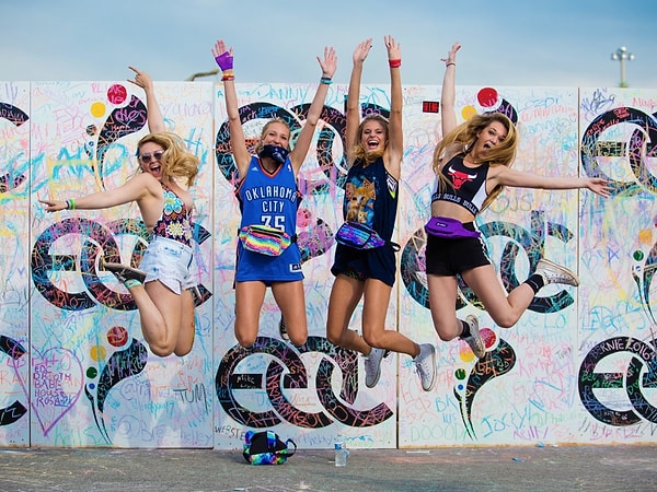 10. Несмотря на прохладу посетители одевались по-летнему.