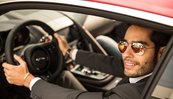 4. Согласно исследованием, девушки выбирают фото мужчин на фоне дорогих машин или домов. Все-таки состоятельность - не последнее качество, которое привлекает девушек.