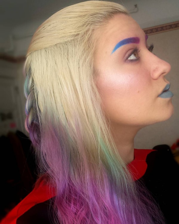 4. Чтобы добиться такого результата, нанесите разноцветные тени на брови, с помощью специальной щеточки