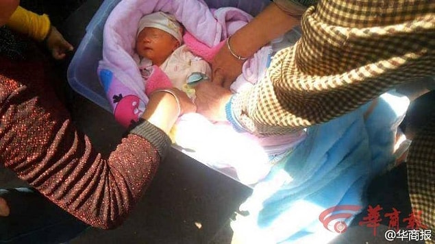 Ağlama sesinin kaynağına ulaşanlar, bir kutu içerisinde terk edilmiş halde bir kız bebek buldular.