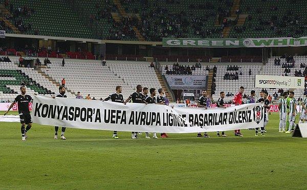 Beşiktaş takımı, Konyaspor'a destek pankartıyla sahaya çıktı