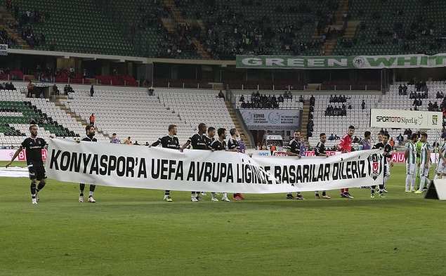 Beşiktaş takımı, Konyaspor'a destek pankartıyla sahaya çıktı