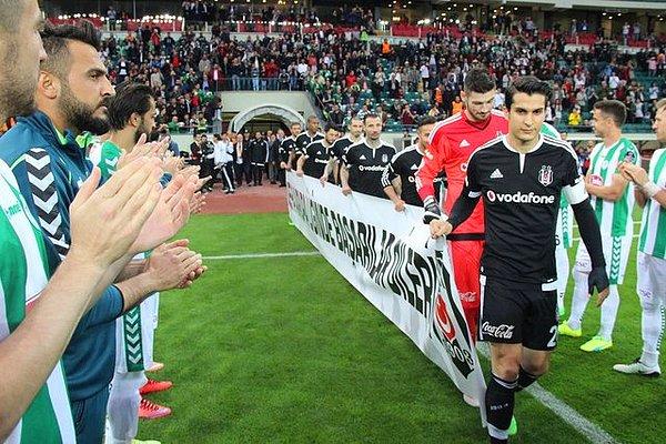 Konyaspor futbolcuları, şampiyon Beşiktaş'ı sahaya çıkarken alkışladı