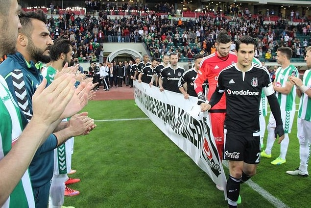 Konyaspor futbolcuları, şampiyon Beşiktaş'ı sahaya çıkarken alkışladı