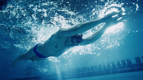 6. Yüzmek, vücudunuzdaki pek çok kası aynı anda çalıştırmanızı ve daha esnek bir vücuda sahip olmanızı sağlar.