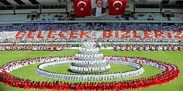 14. Burçak tarlası şarkısının ve Atatürk'ü hatırlatan şiirlerin okunduğu program, bütün öğrencilerin katıldığı güzel bir hareketle sonlandırılır.