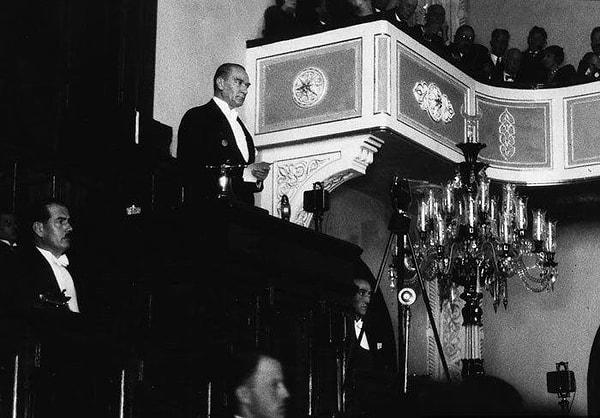 Türkiye Büyük Millet Meclisi, Atatürk'e "Millet Mektepleri Başöğretmenliği" unvanını verdi.