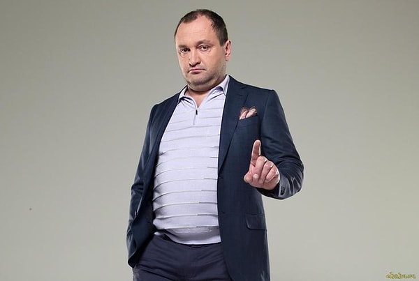 5. Благодаря финансовой поддержке Сергея Ивановича Оборина и таланту нового персонажа сериала – Олеси Геннадьевны, Колян отправляется в мир политики.