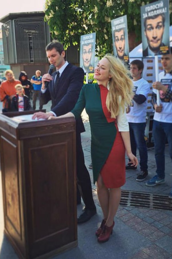 7. Хоть Лера и думает, что Колян совершенно не подходит для политики, все-таки ей нравится чувствовать себя первой леди в Перми.