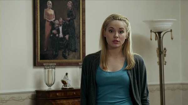 8. Помимо съемок в «Реальных пацанах» Зоя играет в театральных постановках «Собиратель пуль» и «Горе от ума», а также участвует в различных телешоу.