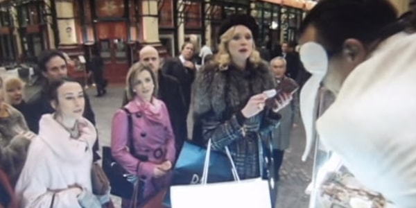 Гвендолин Кристи в роли покупательницы в фильме "Воображариум доктора Парнаса"