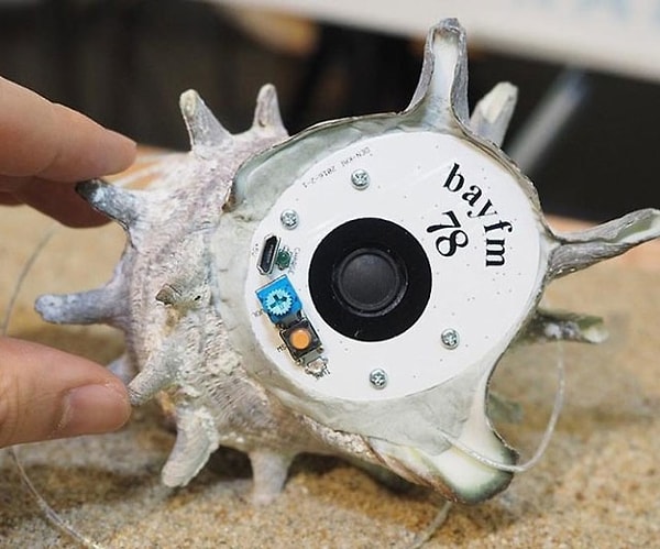 3. У этой техно-ракушки не только клевый вид, она еще и удобная в использовании и весит совсем ничего.