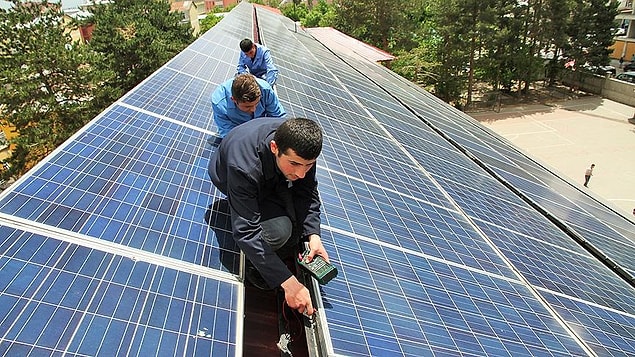 260 güneş paneli ve rüzgar gülü yerleştirildi