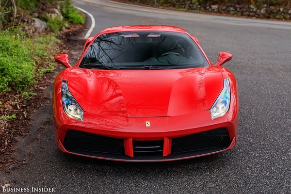 7. Передняя часть также более изогнута, что делает линии машины менее прямыми, чем у 458. Это делает авто созвучным LaFerrari.