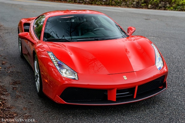 8. Удивительно, но если смотреть на машину сверху, то кажется, что у модели 458 все-таки был лучший баланс между передом и задом.