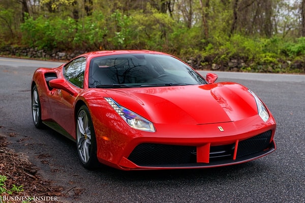 9. И, как можете видеть, «нос» машины крупнее, чем у 458. Просто королевский нос!