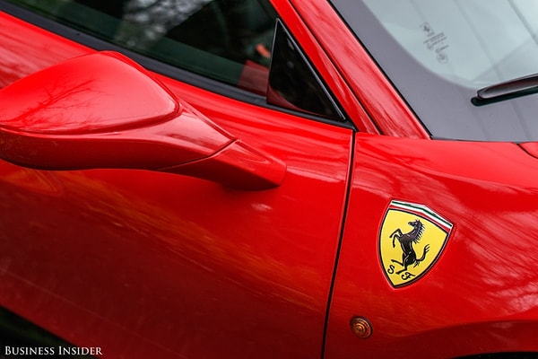 15. Аэродинамичные боковые зеркала довольны крупные по стандартам суперкара и предлагают хороший обзор.