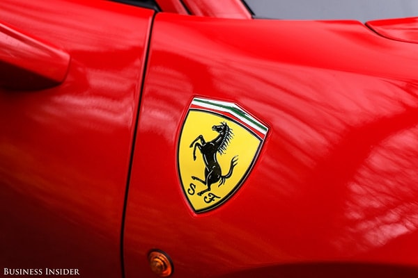 16. Обратите внимание на значок Ferrari: SF значит Скудерия Феррари – оригинальное название автомобильной компании Энцо Феррари.