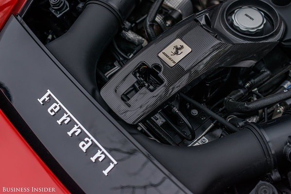 18. Восьмицилиндровый двигатель имеет мощность в 661 лошадиную силу, что значительно больше, нежели 570 лошадей модели 458. Однако обе модели разгоняются до 100 км/ч за три секунды.