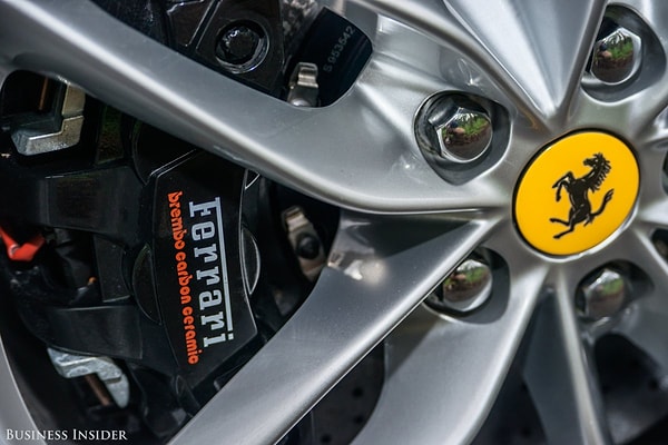 21. Карбоно-керамические тормоза держат скорость машины под контролем, не позволяя разогнаться более, чем на 300 км/ч.