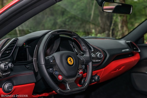 24. Изобилие углеткани и черной кожи, прошитой черными и красными стежками.