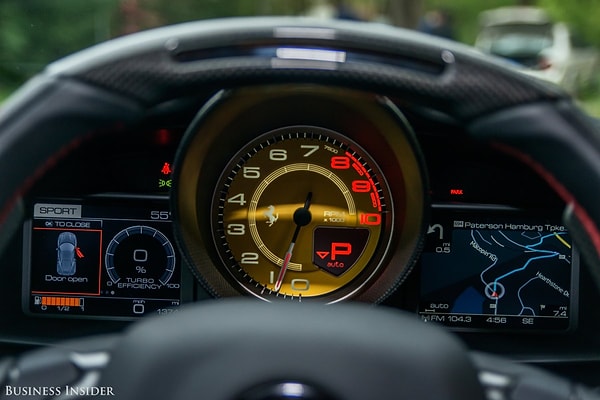 26. Приборная панель сочетает в себе аналоговые и цифровые элементы. Два маленьких экрана слева и справа можно перенастроить, но спереди и по центру – тахометр, потому что в такой машине всегда нужно знать, как работает двигатель.