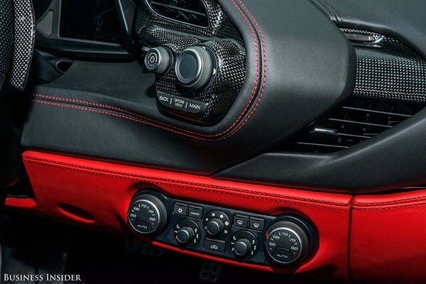 29. Климат-контроль прост в управлении. Большое колесико справа от руля отвечает за информационно-развлекательные программы и навигацию. Оно расположено по направлению к водителю.