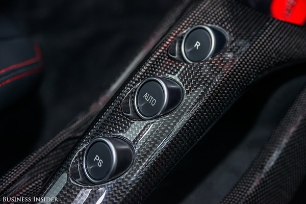 30. Основные команды для трансмиссии: R – задний ход, Auto для включения автоматической коробки передач и PS – команда, предотвращающая пробуксовку ведущего колеса при быстром запуске.