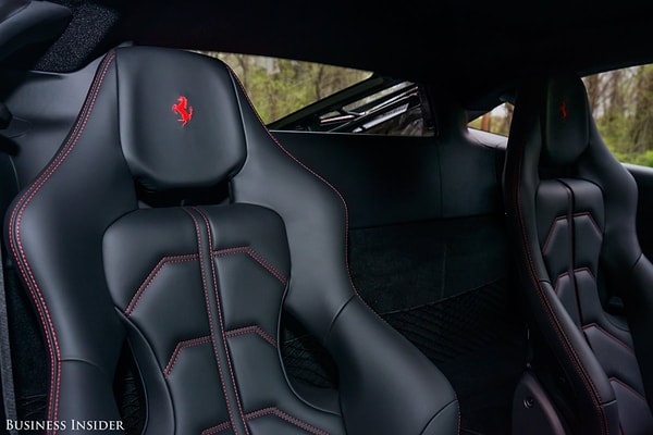 33. Брендовые сидения от Ferrari невероятно удобные! И это действительно выдающаяся деталь в модели 488.