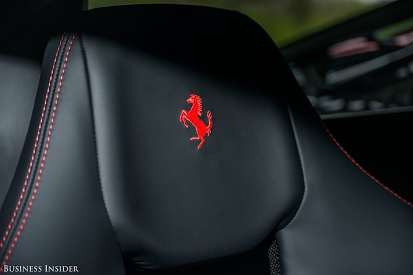 34. Это вам не какой-нибудь пони, а настоящий конь, который гоняется за суперкарами, а не теннисными мячиками.