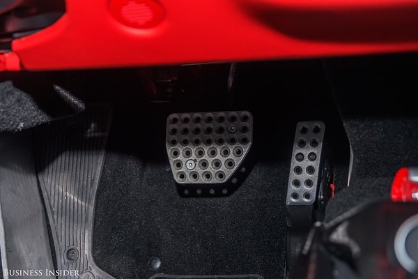 35. Педали необычайно легкие, и вы могли заметить, что отсутствует сцепление. В автомобилях Ferrari уже давно трансмиссия Формулы-1. В модели 488 встроена 7-ступенчатая коробка передач.