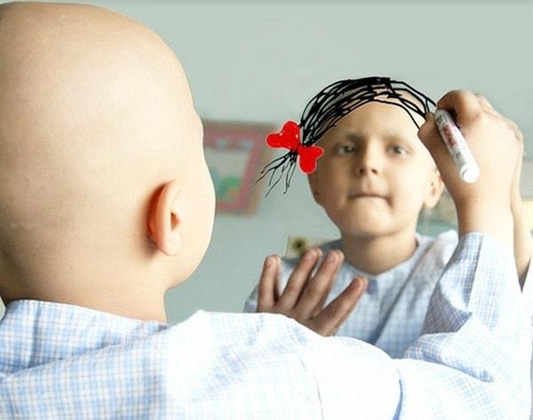 11. Kanser hastası bu küçük kız, gerçekleşmesini istediği hayalini aynaya çiziyor.